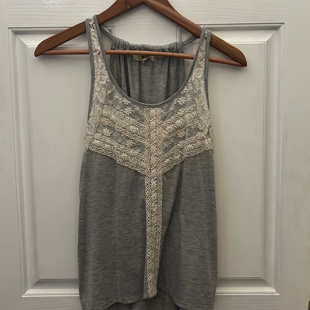 PRE-OWNED DEMEANOR JUNIORS GRAY LACE SLEEVLESS KNIT TOP- MEDIUM